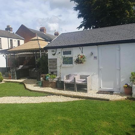 Sally'S Bed And Breakfast Luton  Exterior photo