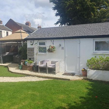 Sally'S Bed And Breakfast Luton  Exterior photo