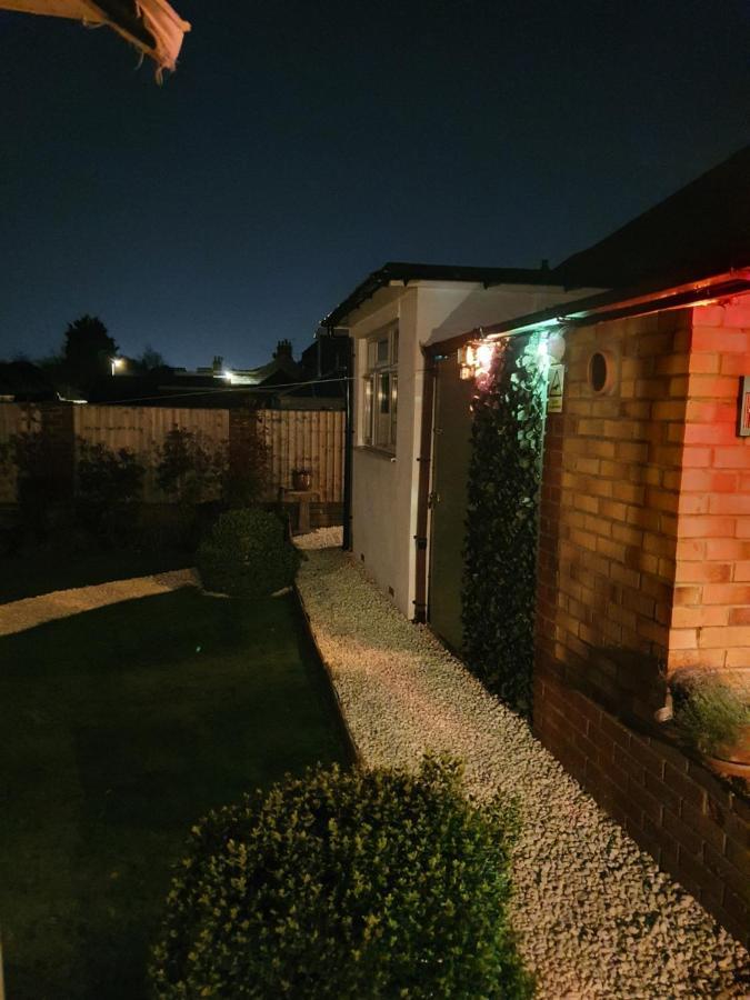 Sally'S Bed And Breakfast Luton  Exterior photo