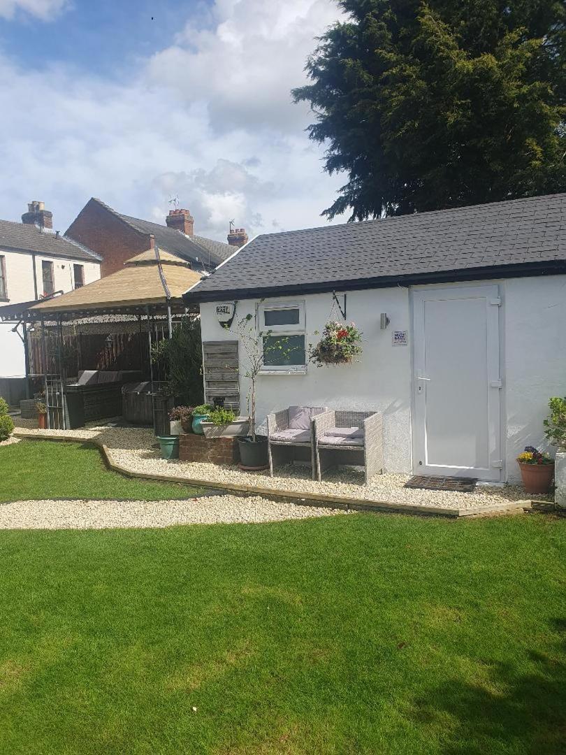 Sally'S Bed And Breakfast Luton  Exterior photo