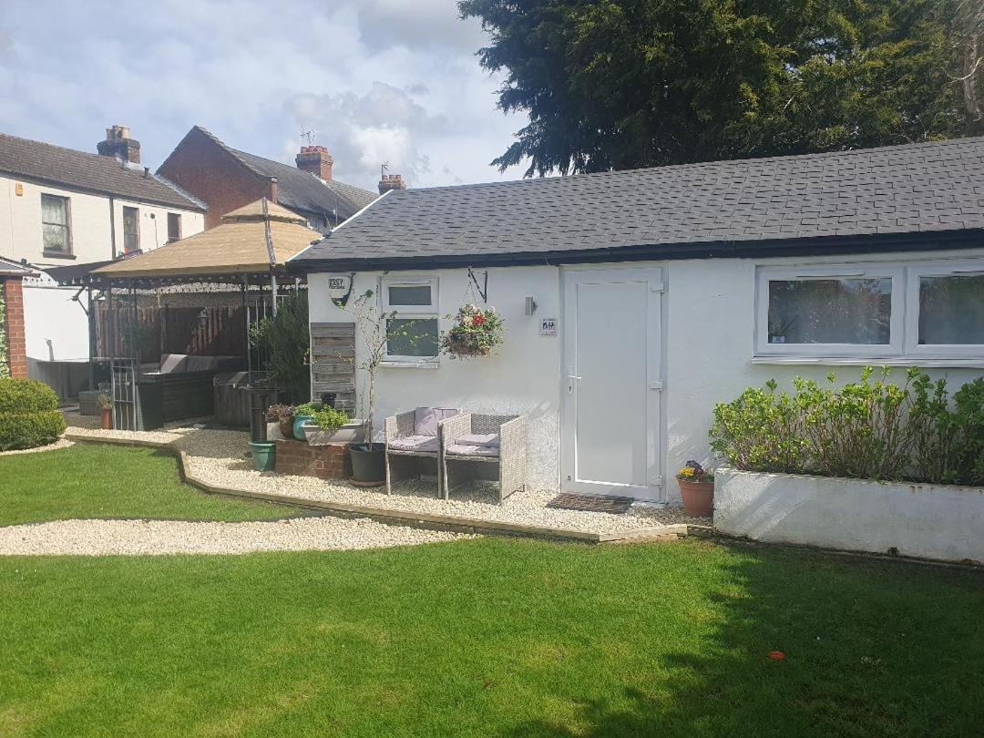 Sally'S Bed And Breakfast Luton  Exterior photo