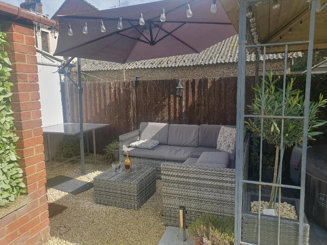 Sally'S Bed And Breakfast Luton  Exterior photo